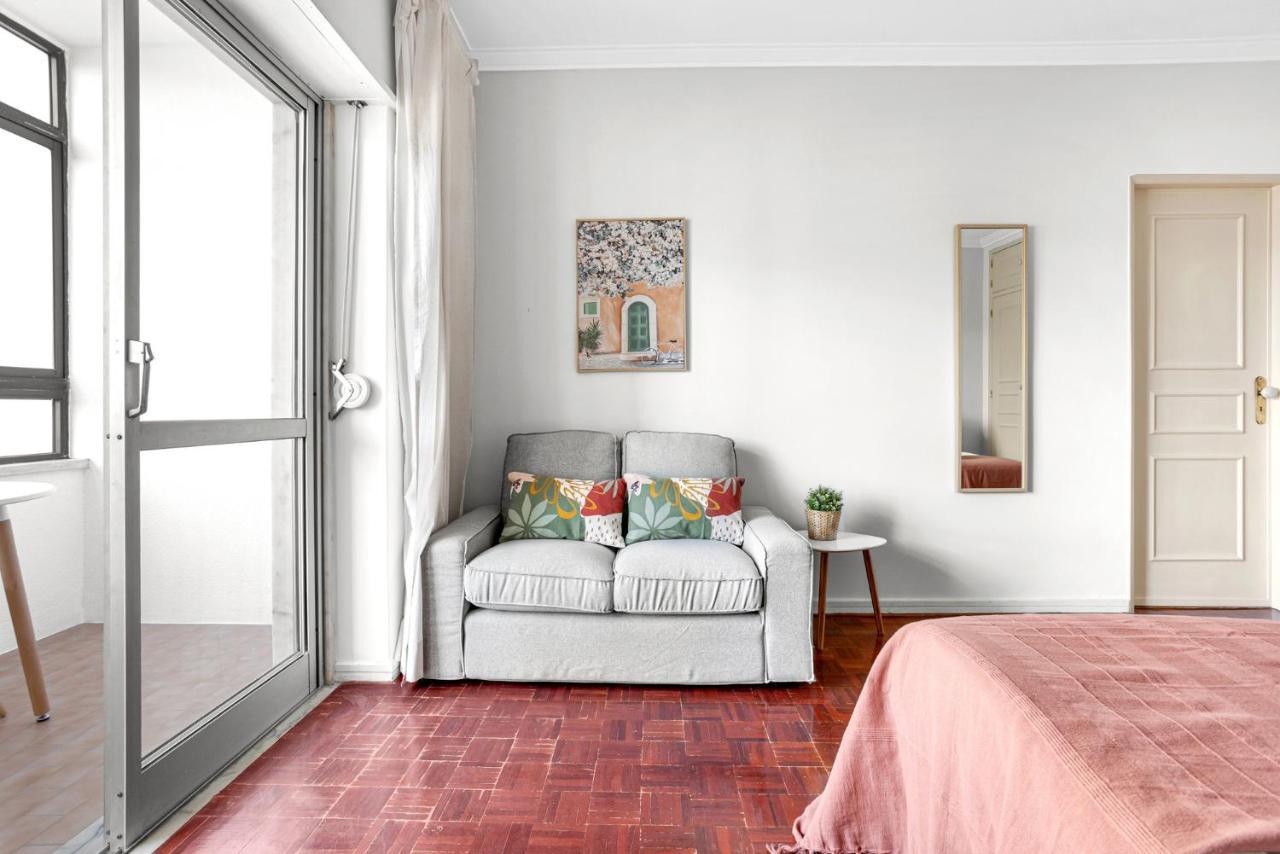Wonderful Shared Apartment In Alfornelos - Near Metro! リスボン エクステリア 写真