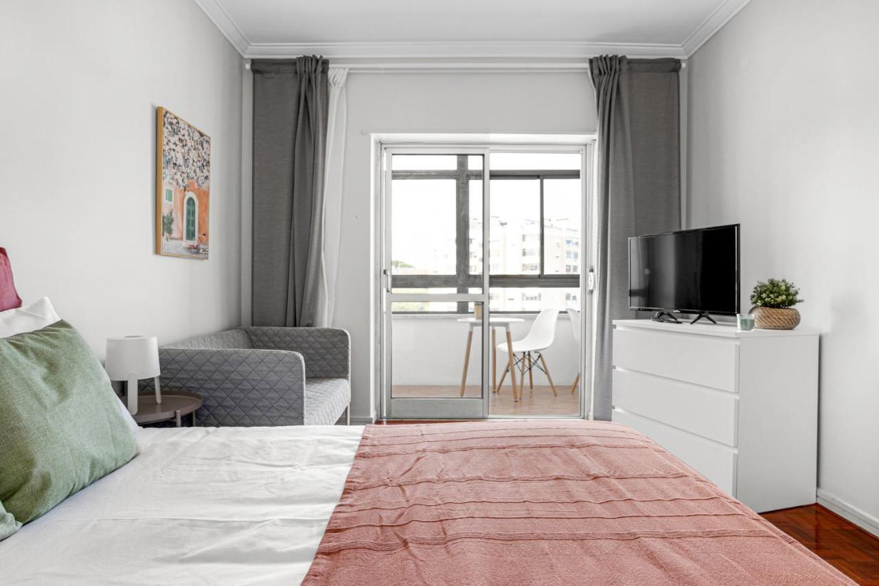 Wonderful Shared Apartment In Alfornelos - Near Metro! リスボン エクステリア 写真