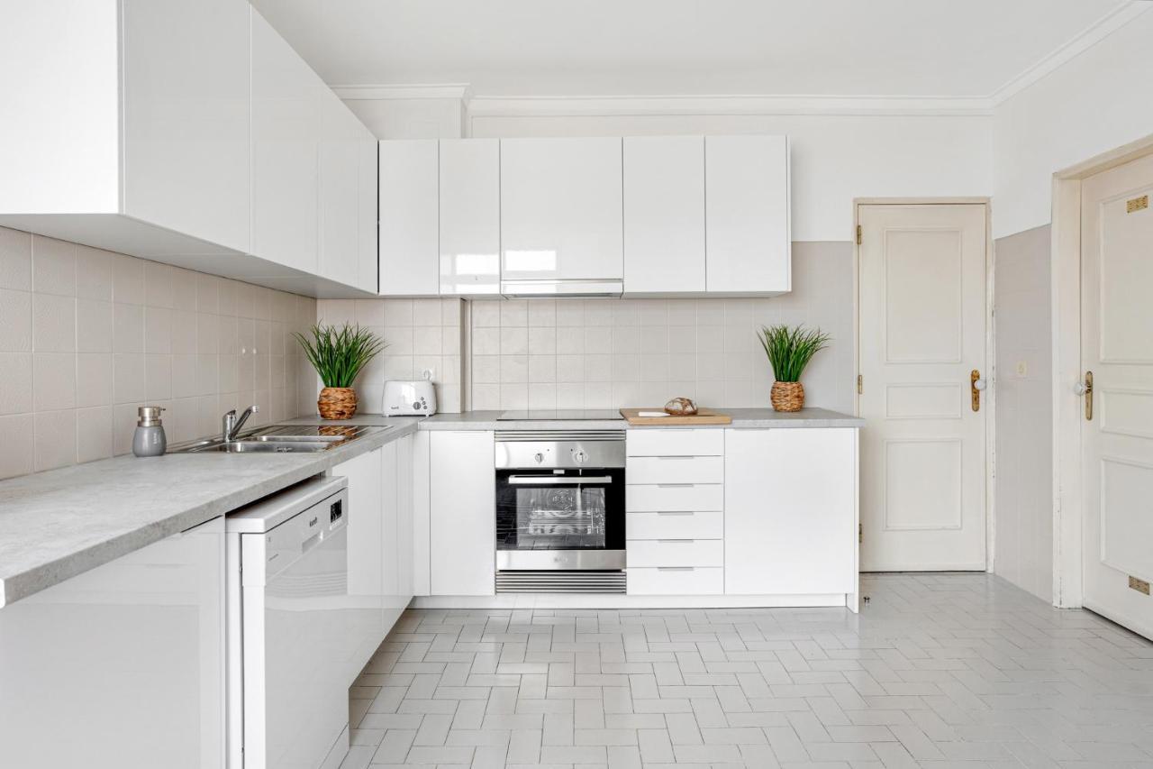 Wonderful Shared Apartment In Alfornelos - Near Metro! リスボン エクステリア 写真