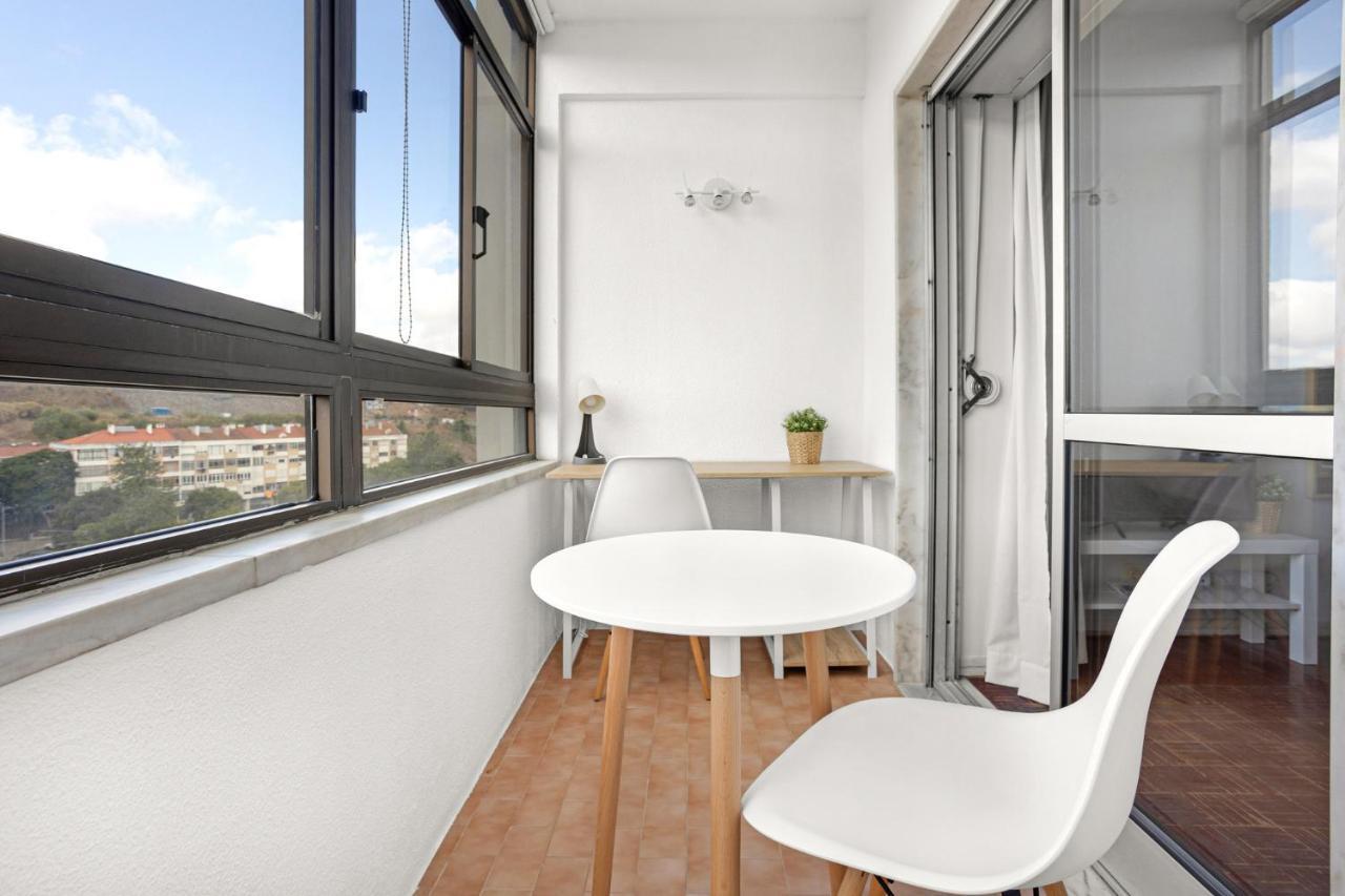 Wonderful Shared Apartment In Alfornelos - Near Metro! リスボン エクステリア 写真