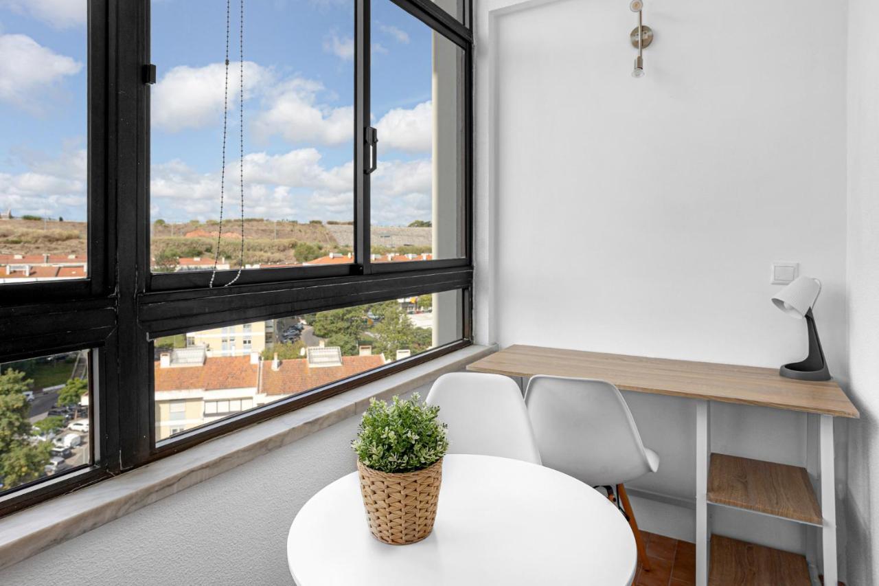 Wonderful Shared Apartment In Alfornelos - Near Metro! リスボン エクステリア 写真