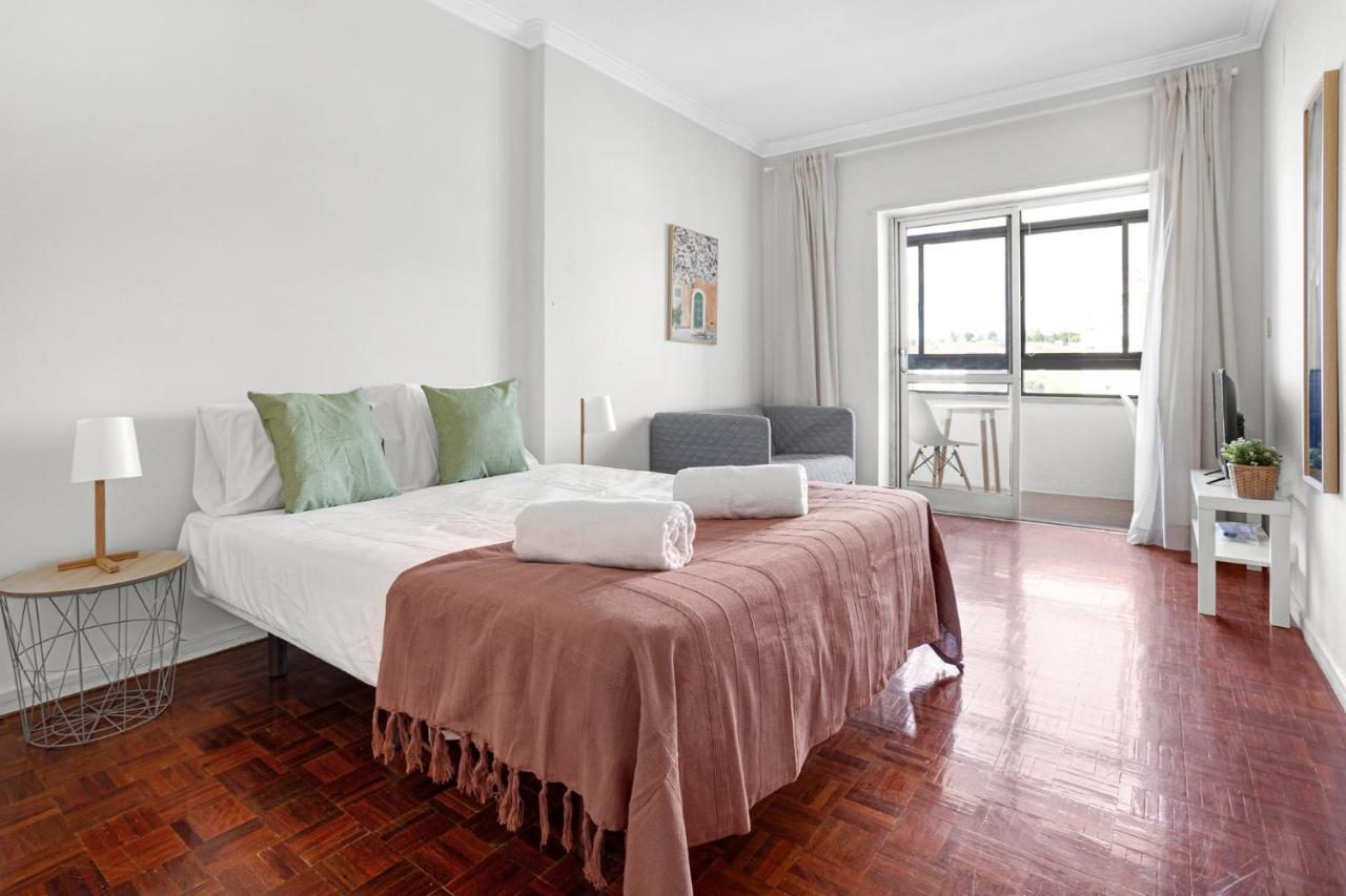 Wonderful Shared Apartment In Alfornelos - Near Metro! リスボン エクステリア 写真