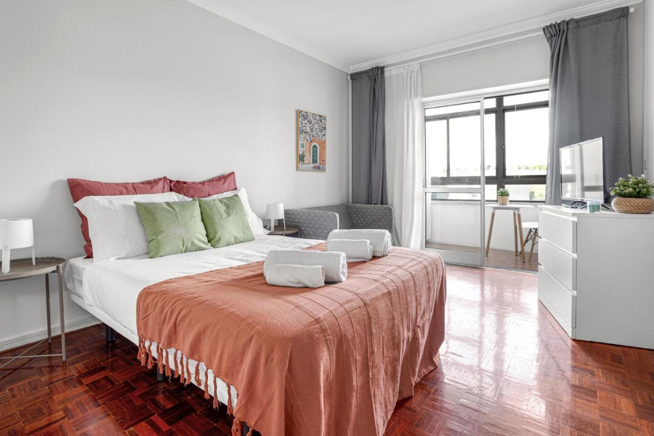 Wonderful Shared Apartment In Alfornelos - Near Metro! リスボン エクステリア 写真