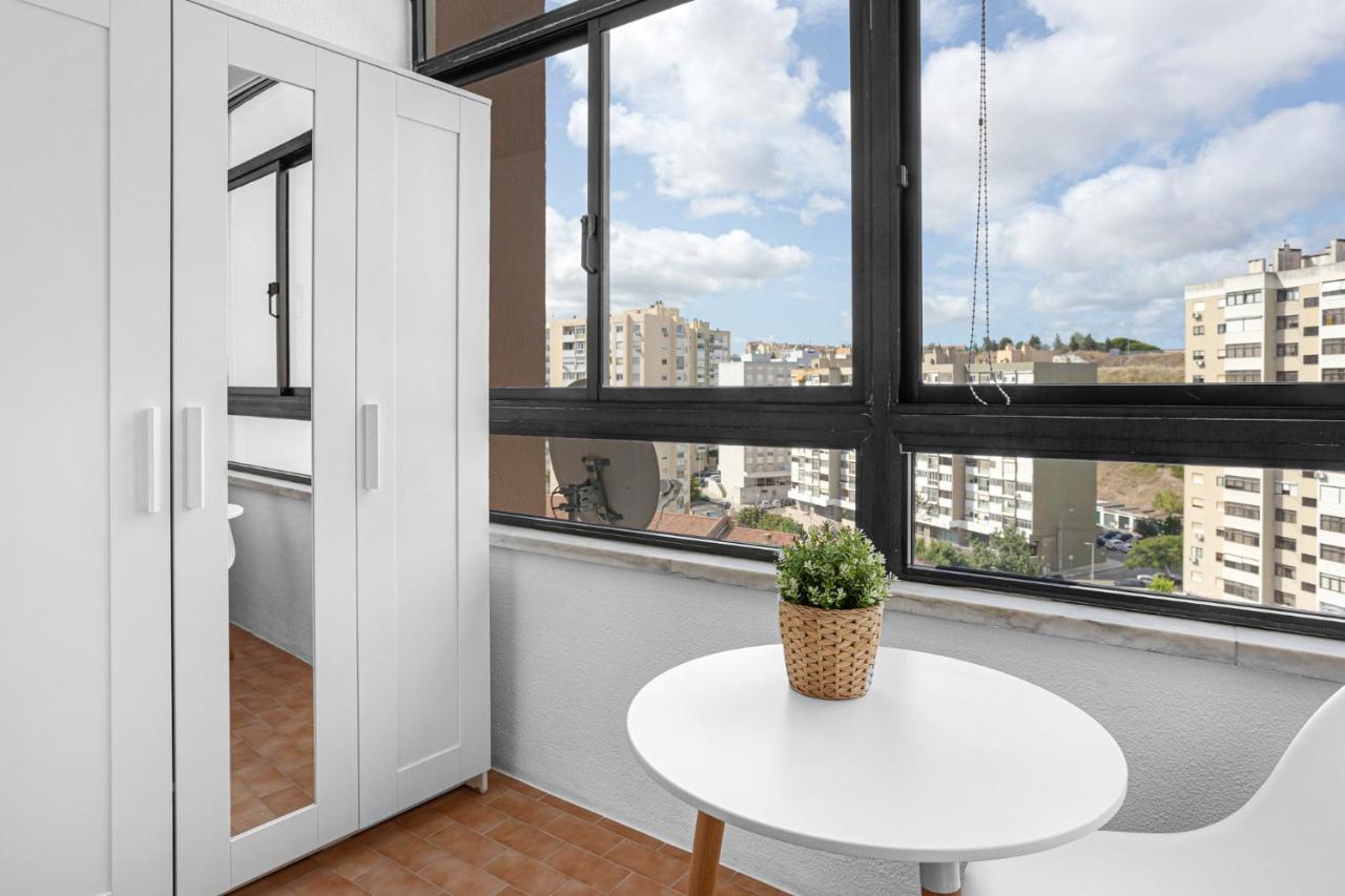 Wonderful Shared Apartment In Alfornelos - Near Metro! リスボン エクステリア 写真