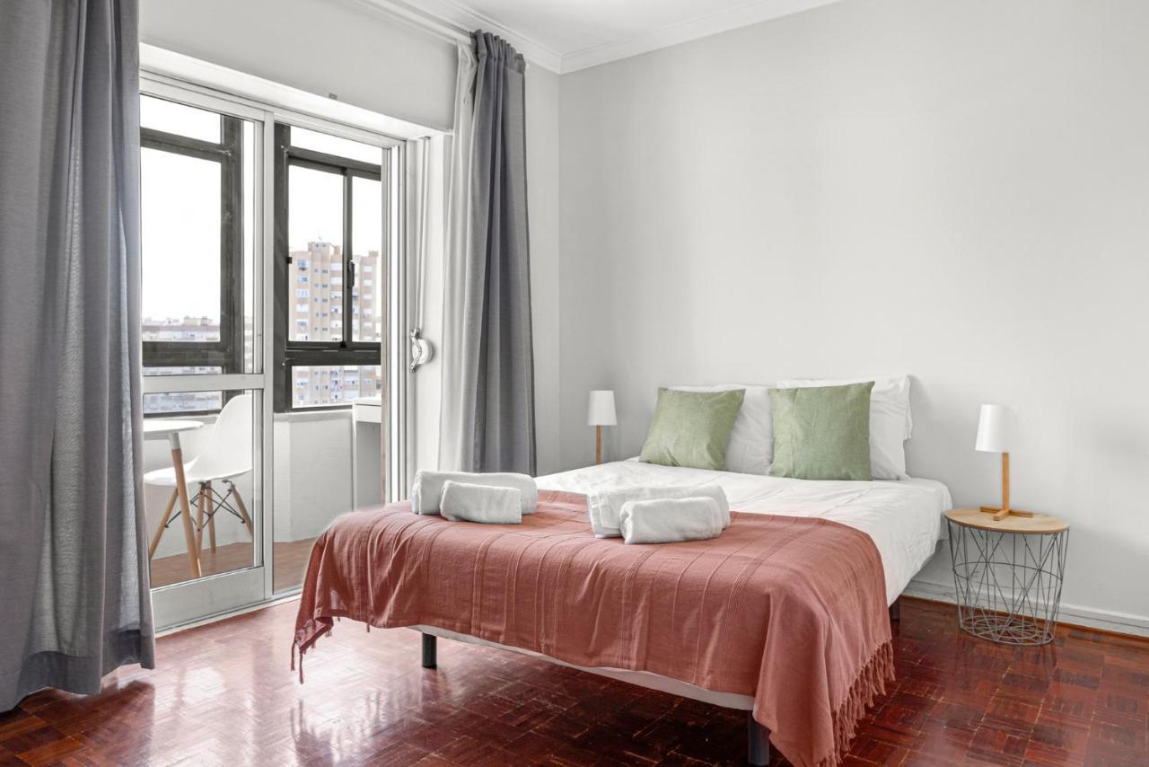 Wonderful Shared Apartment In Alfornelos - Near Metro! リスボン エクステリア 写真