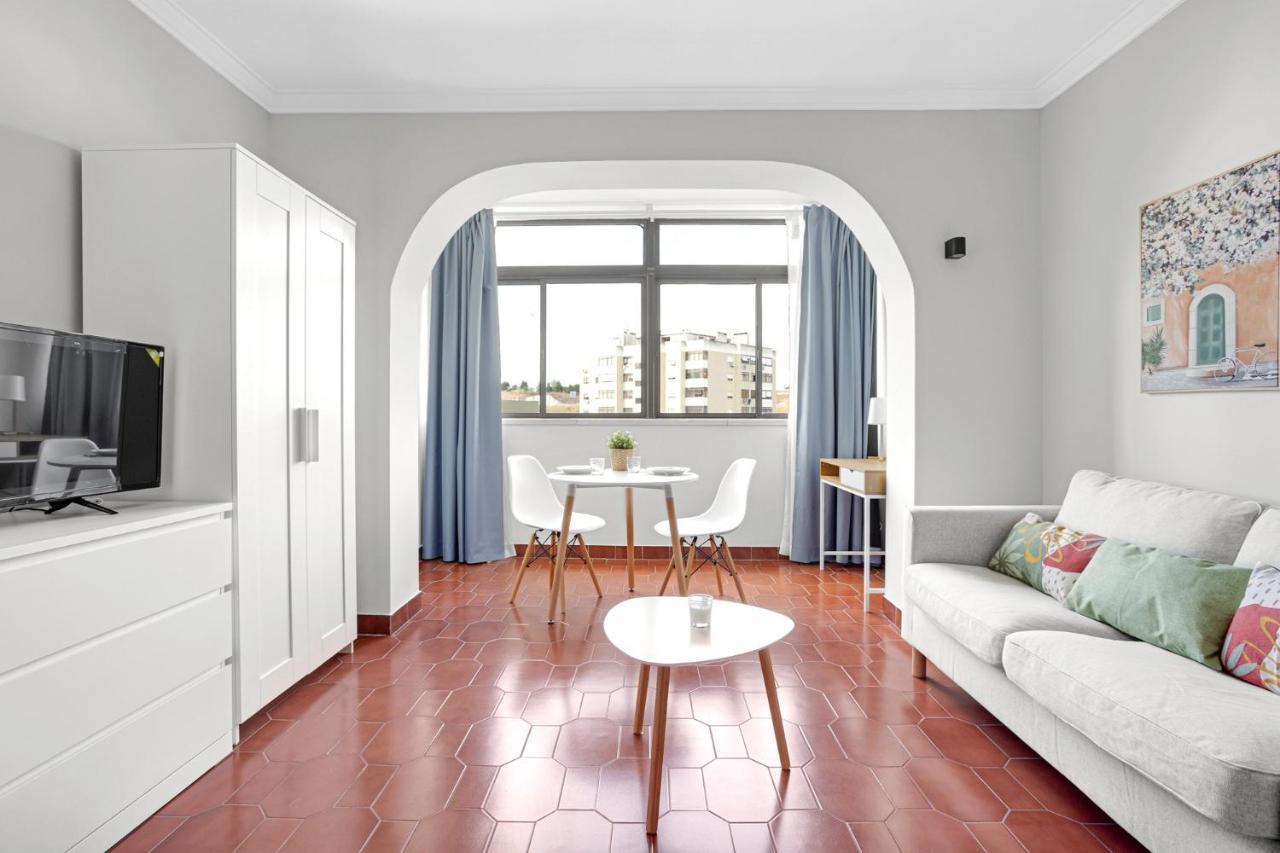 Wonderful Shared Apartment In Alfornelos - Near Metro! リスボン エクステリア 写真