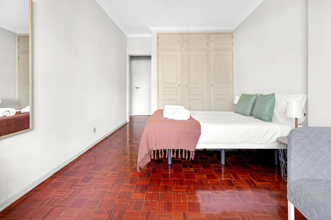 Wonderful Shared Apartment In Alfornelos - Near Metro! リスボン エクステリア 写真